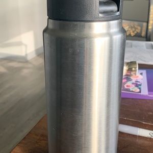 YETI 26 oz. RAMBLER STAINLESS STEEL INSULATED WATER BOTTLE